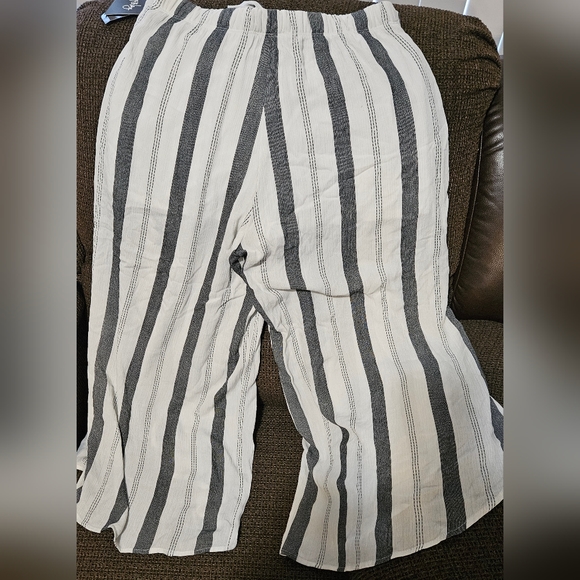 By and By Flowy Linen Capri Like pants - Picture 8 of 8